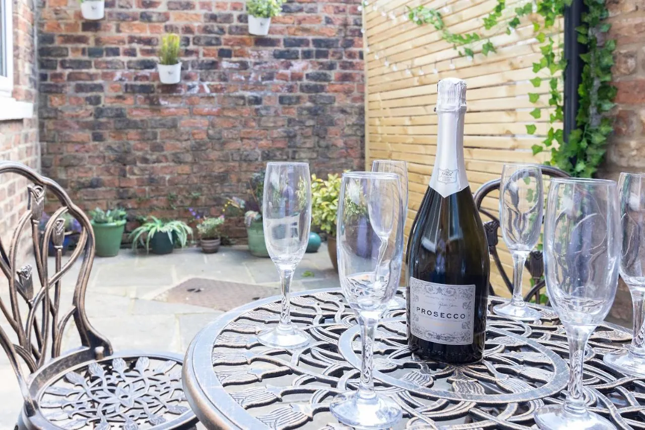 Bootham Apartment 32 - Free Parking - Five Minute Walk To York Minster 0*,